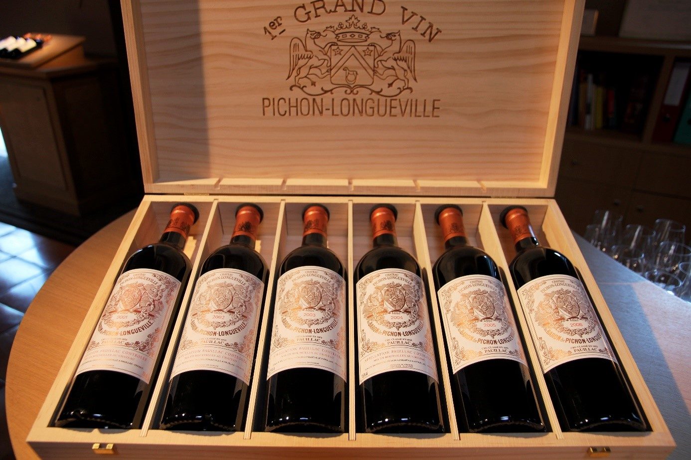 Hvor lenge skal de beholdes i kjelleren? Dette er det store spørsmålet. Her er det et knippe nye Pichon-Baron viner fra Pauillac som frister til kjøp på slottet. Foto: Geir Salvesen