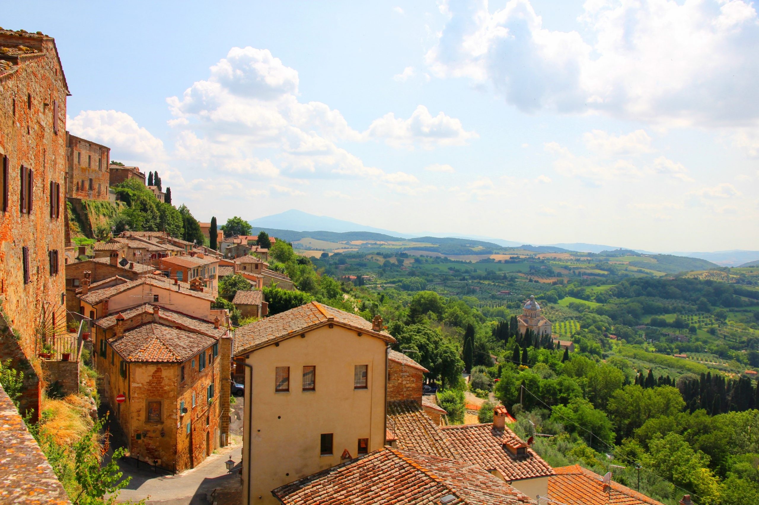 Landsby Montepulciano er en liten perle i Toscana, omgitt av vinmarker og olivenlunder.