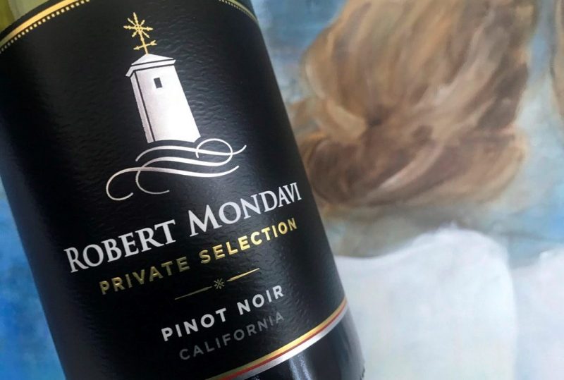 Nærbilde av vinflaske med teksten "Robert Mondavi Private Selection Pinot Noir"