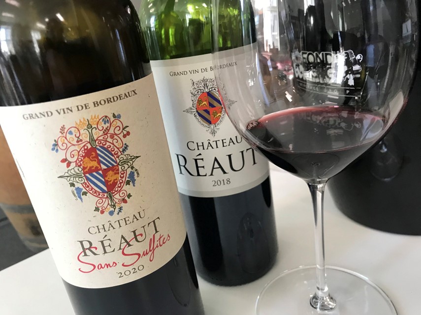 To vinflasker og et vinglass med rødvin