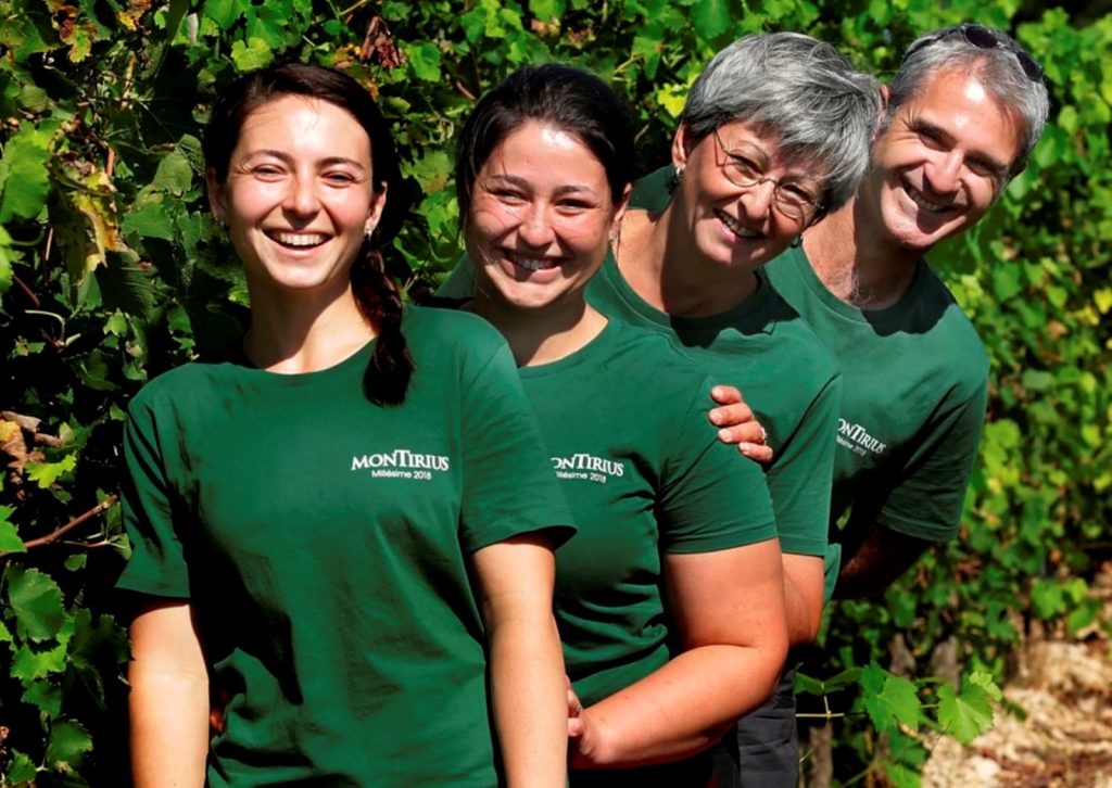 Fire smilende mennesker i grønne t-skjorter